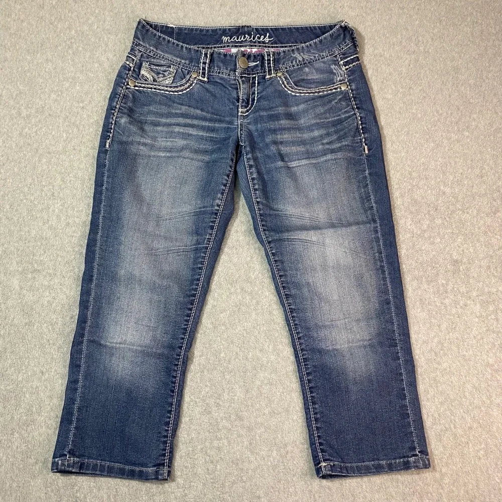 Maurices Capri Jean Women's 1/2 Blue Medium Wash Contrast Stitch Embroidered EUC